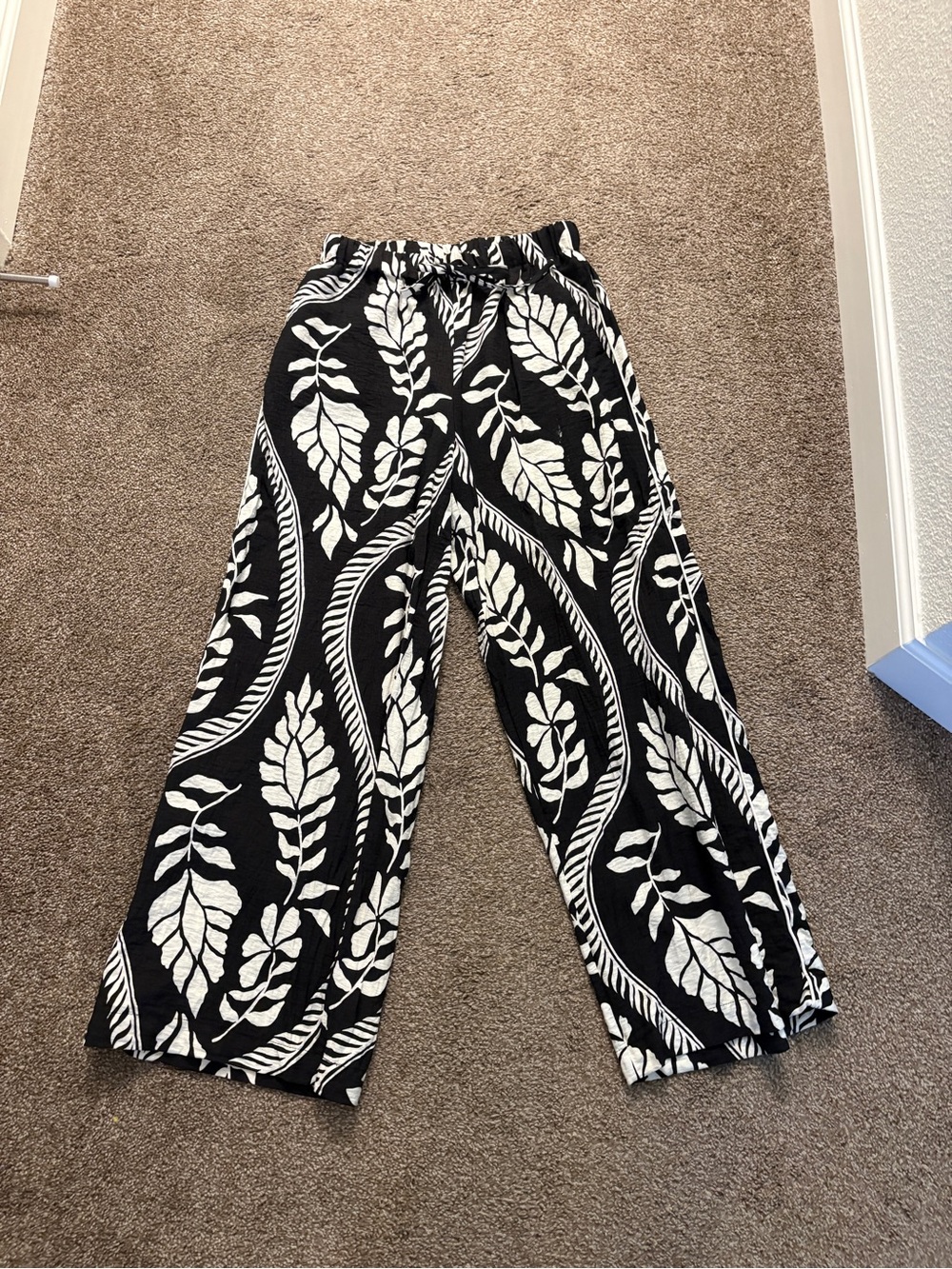 Wide Leg Leaf-Print Pants in Black & White